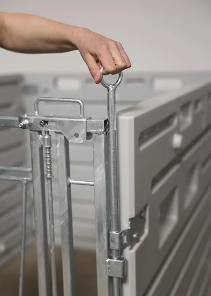 Locking bar for modular calf box