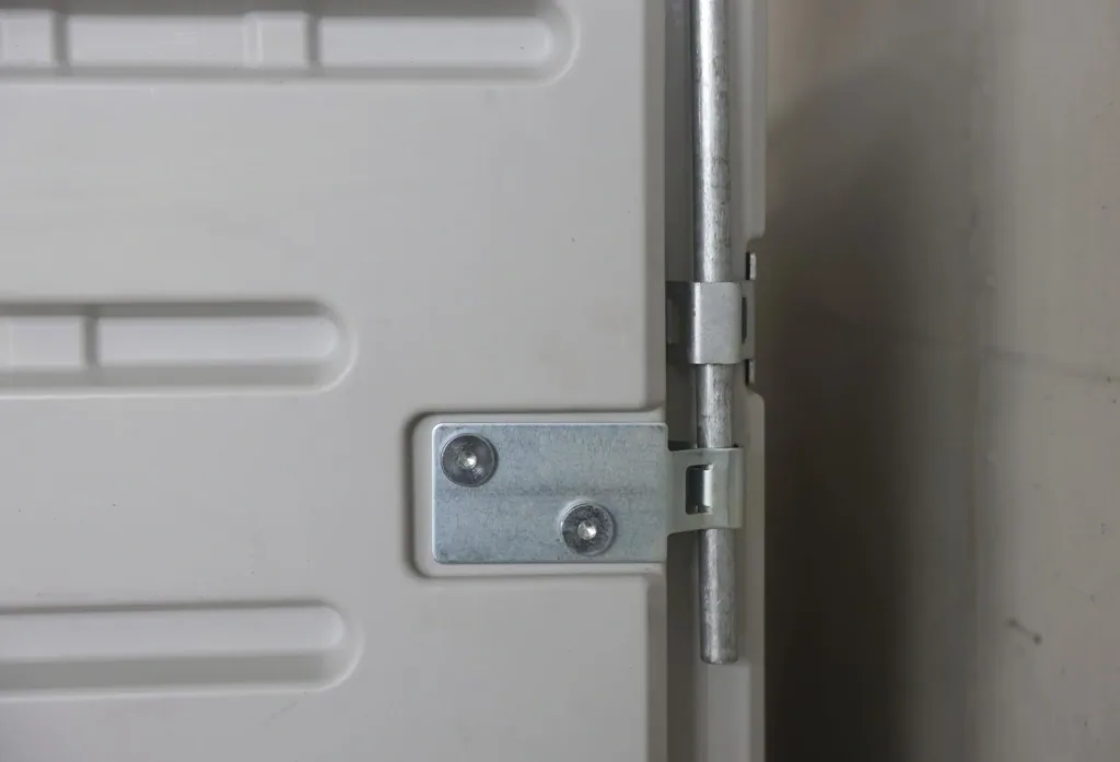 Locking bar for modular calf box