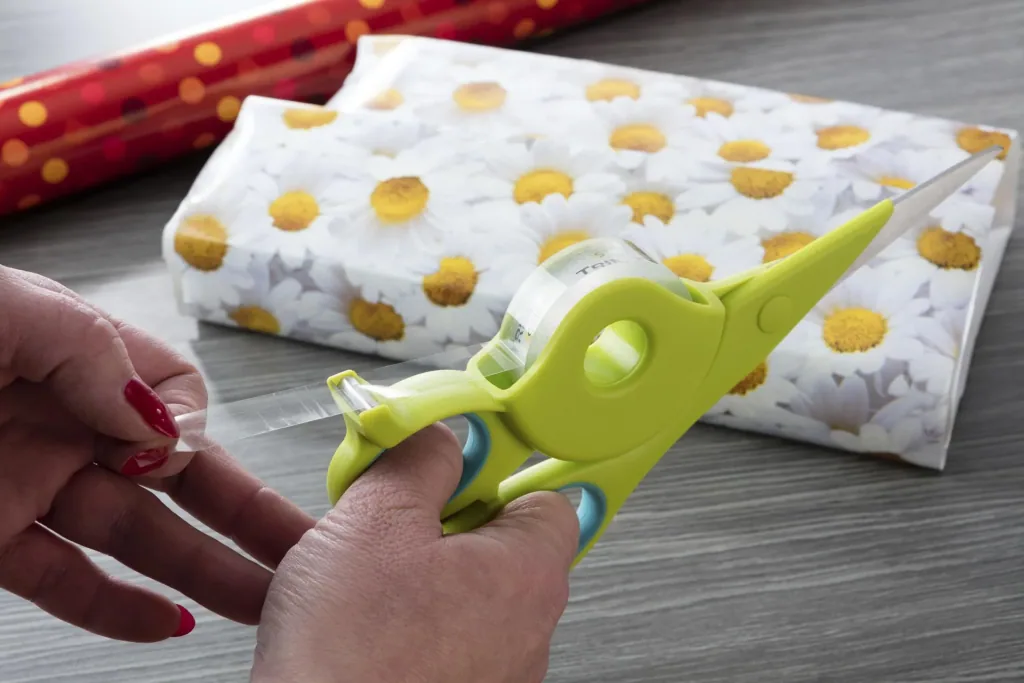 2-in-1 scissors with dispenser