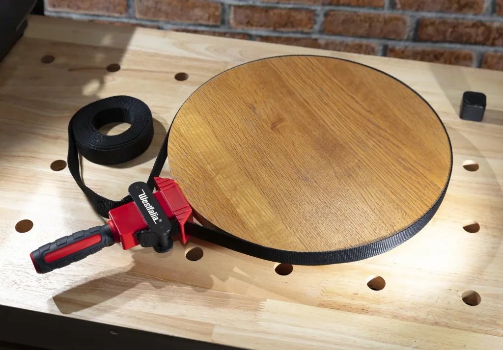 Band tensioners for frames and molds
